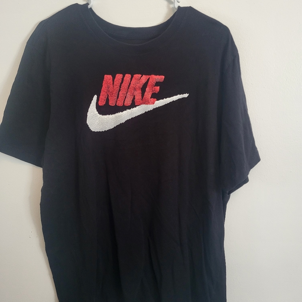 (XL) Men’s Nike Black & Red Tee Shirt